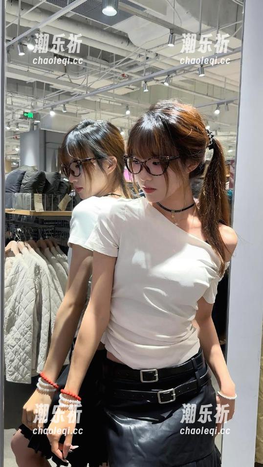 17吃瓜网：尴尬入口，手滑进了八卦中心！