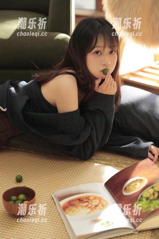在黑料社app的地址待一天，真的能从话题围绕反复无常的闲聊变成聚光灯下的主角。